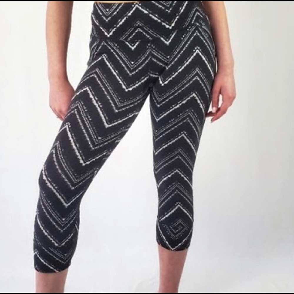Athleta Zig Zag Relay Capri Cropped Workout Leggings Black